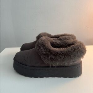Women's Plush Fur Lined Slippers - Dark Gray UGG style